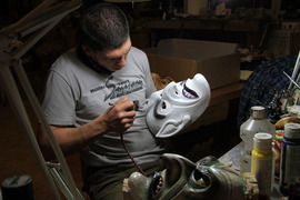 Holzkunst-Spiegelhalter > Bemalung von Holzmasken, mit Pinsel und Airprush