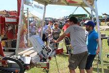 Mobilsäge-Spiegelhalter > Sägevorführung beim Bulldogtreffen in St. Peter / Schw.