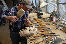 Holzkunst-Spiegelhalter > Auch der Seniorchef ist beim Masken schnitzen