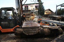 Mobilsägewerk-Spiegelhalter: Mittlere Dielen mit 110 cm Breite
können als Tischplatte, ohne Verleimung, verwendet werden.